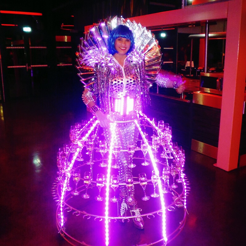 Animation Futuriste pour la robe à champagne au Futuroscope