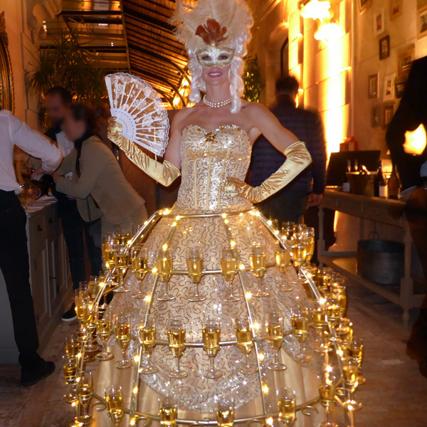 Dame porteuse de Champagne thème Baroque