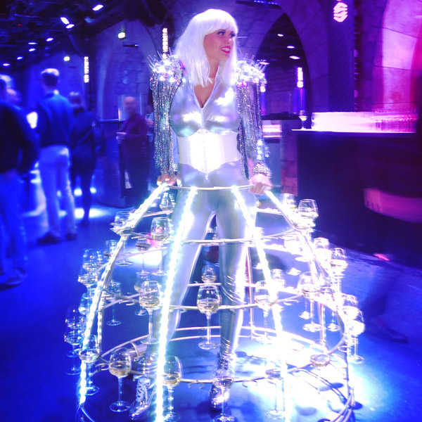 Animation Futuriste Robes à Champagne