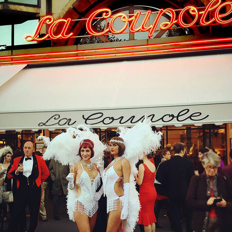 Femme champagne pour l'inauguration de La Coupole