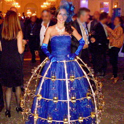 Femme coupes de champagne au Pré-Catelan