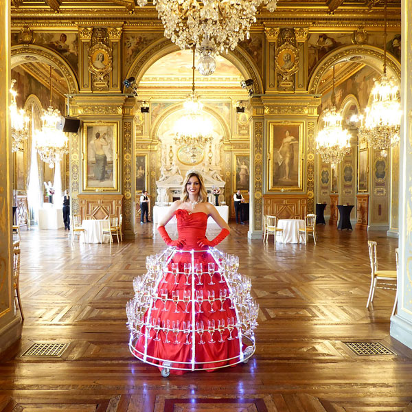 Hôtesses service à Champagne à l'hôtel de ville Paris
