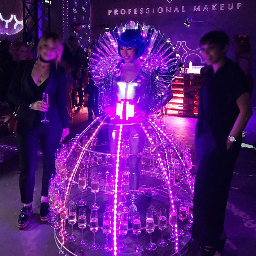 Robe à champagne Futuriste pour les "NYX Face Awards"