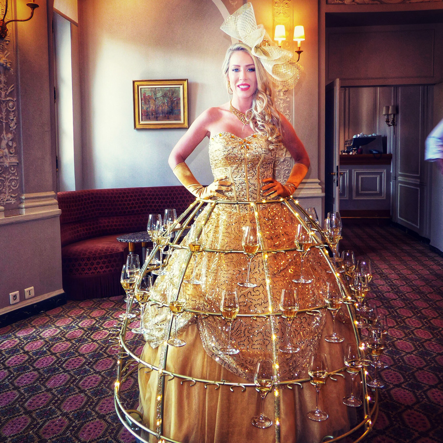 Robe champagne au restaurant le Laurent Paris