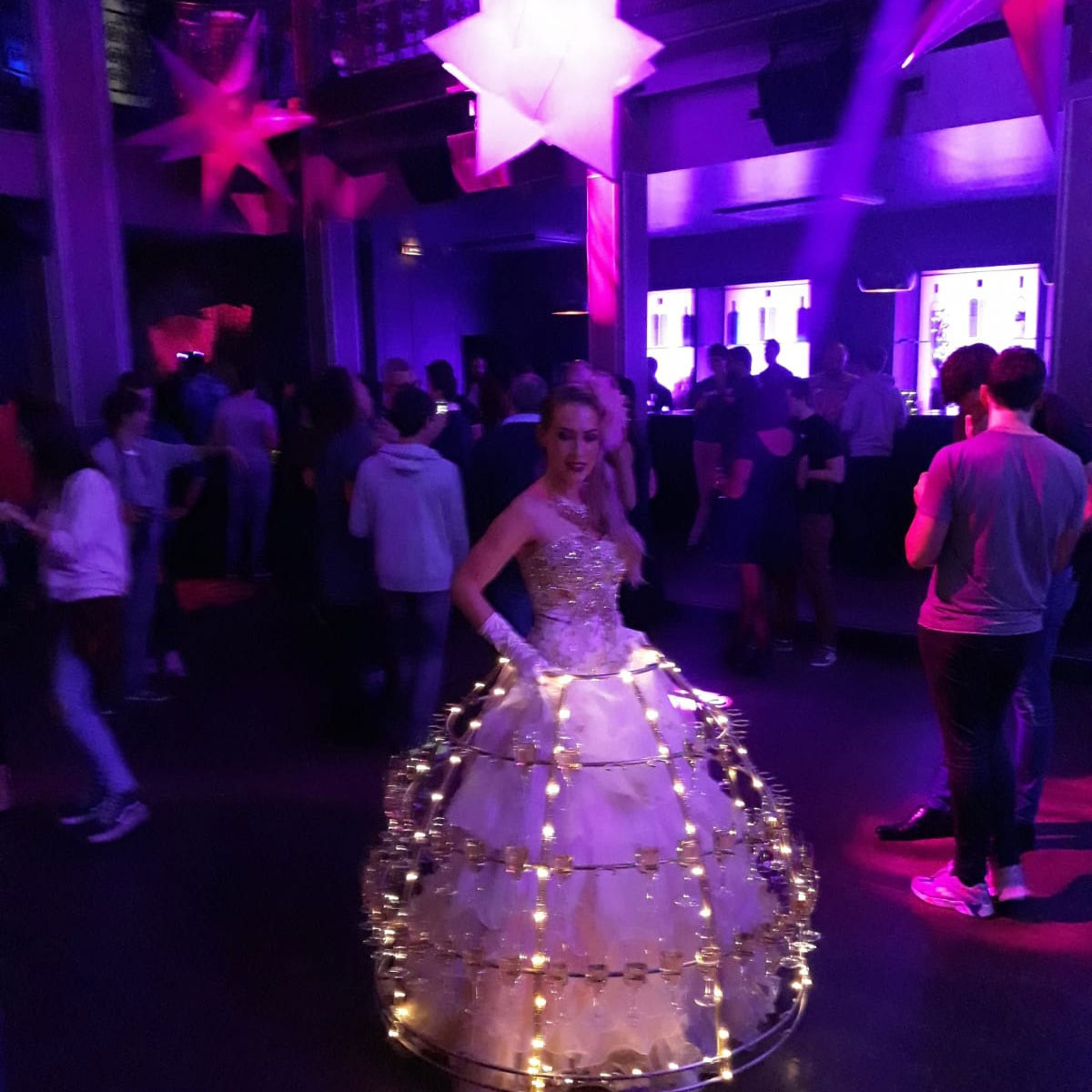 Robe à champagne rose et dorée, au Club Haussmann