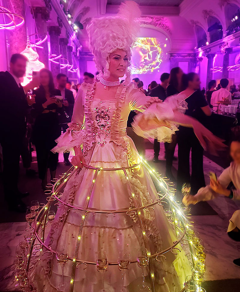 Marquise à Champagne dans un décor baroque avec ambiance festive