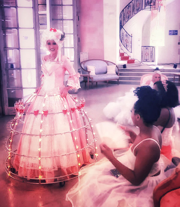 Hôtesse en robe à champagne Marie-Antoinette