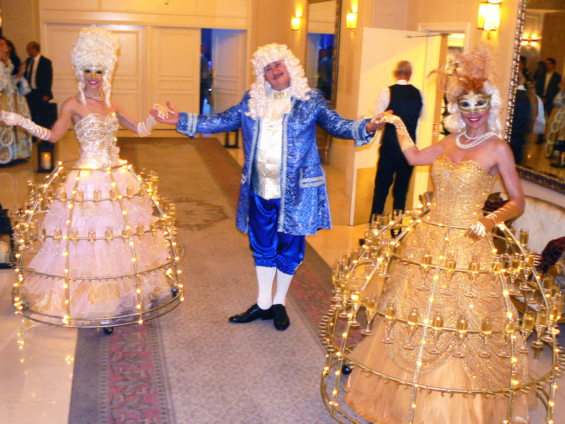 Animation événementielle Grand-Siècle avec robe à flûtes de champagne