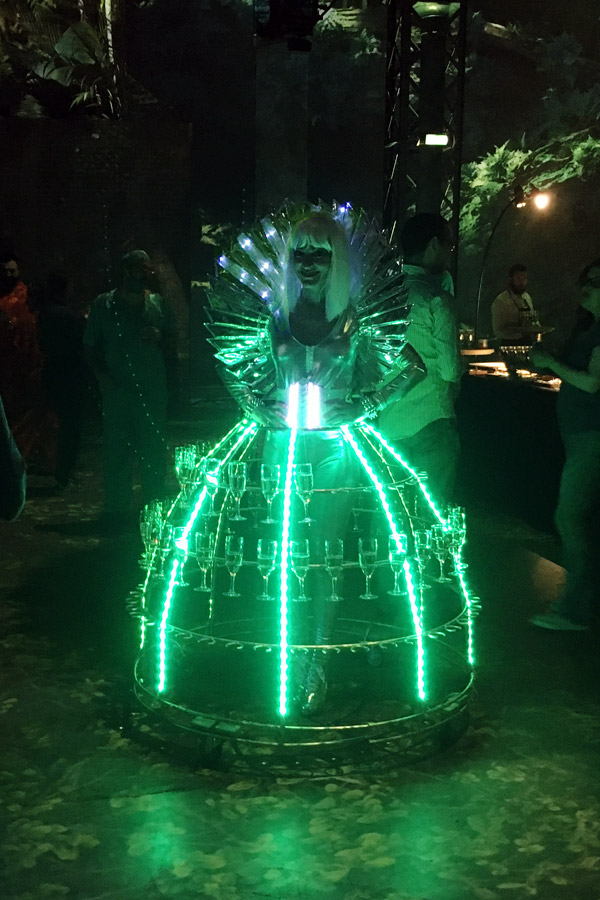 Présentation élégante de la Robe à Champagne sous lumière verte