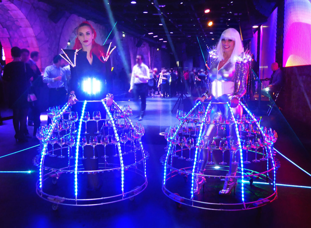 Animation LED : robe à champagne illuminée pour soirée futuriste
