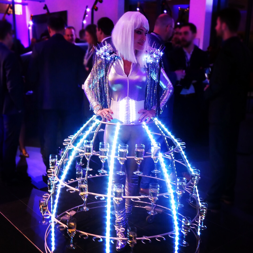 Animation Futuriste avec Robe flûtes de Champagne