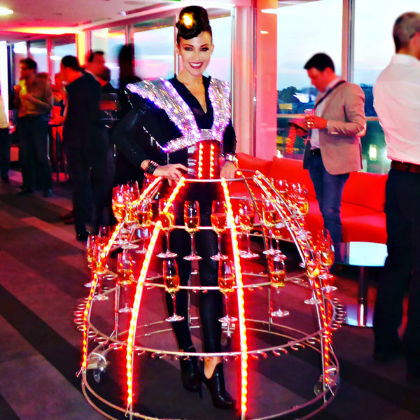 Soirée thème LED rouge avec robes à coupe Champagne