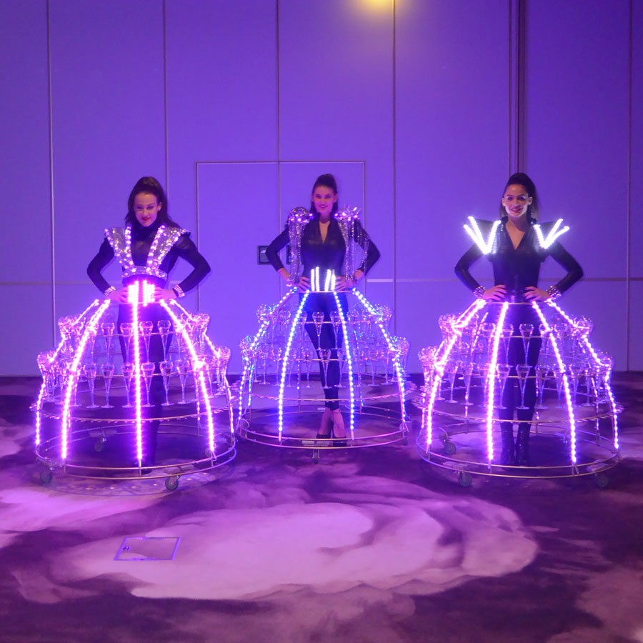 Hotesses champagne Futuriste lors d’une soirée d’entreprise