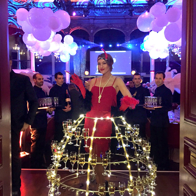 Modèle portant la Robe à Champagne au cours d’unes soirée Charleston