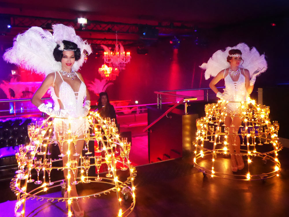 Animation événementielle Gatsby avec hôtesses en robe à flûtes de champagne