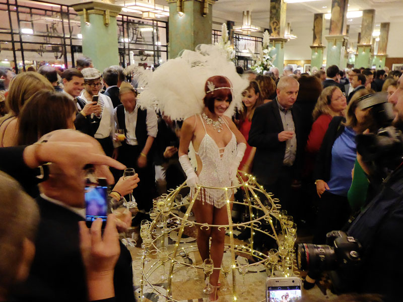 Hôtesses Gatsby servant le champagne lors d’un événement prestigieux