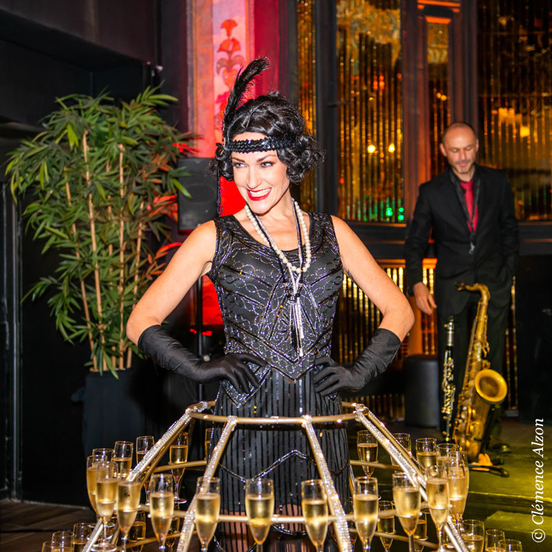 Service de champagne original en tenue Charleston