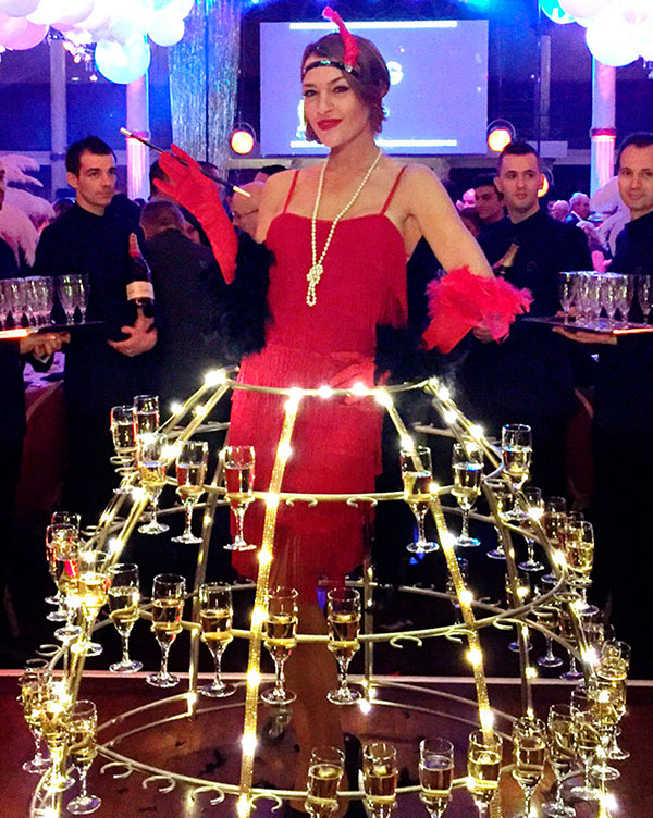 Jupe à champagne style Charleston avec plumes et perles des années folles