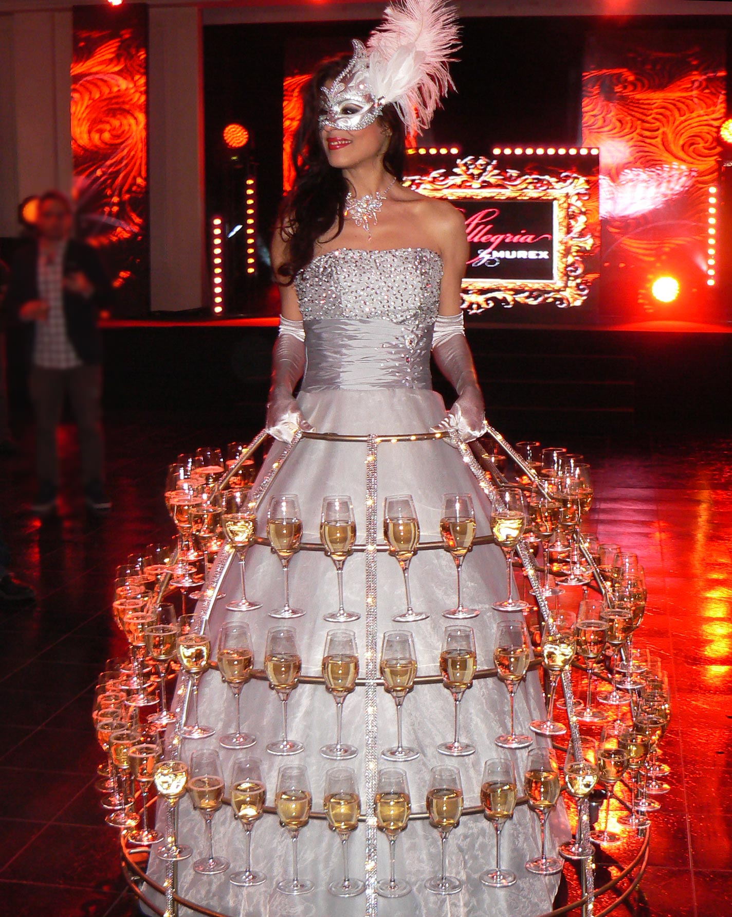 Robe à champagne avec masque vénitien, ambiance bal masqué