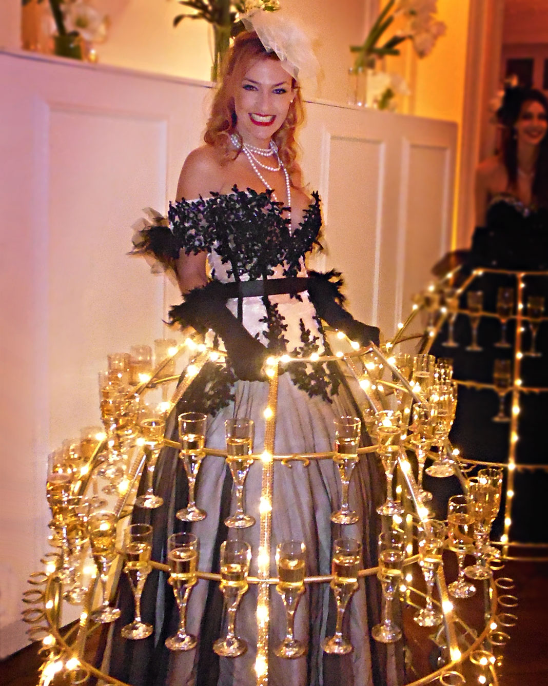 Robe à champagne beige et noire, ambiance chic et contrastée