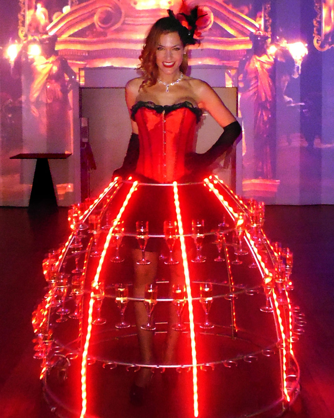 Porteuse de champagne en tenue cabaret, plumes et strass