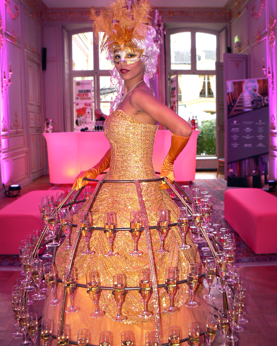 Robe à champagne dorée pour service de coupes lors d’une réception de prestige