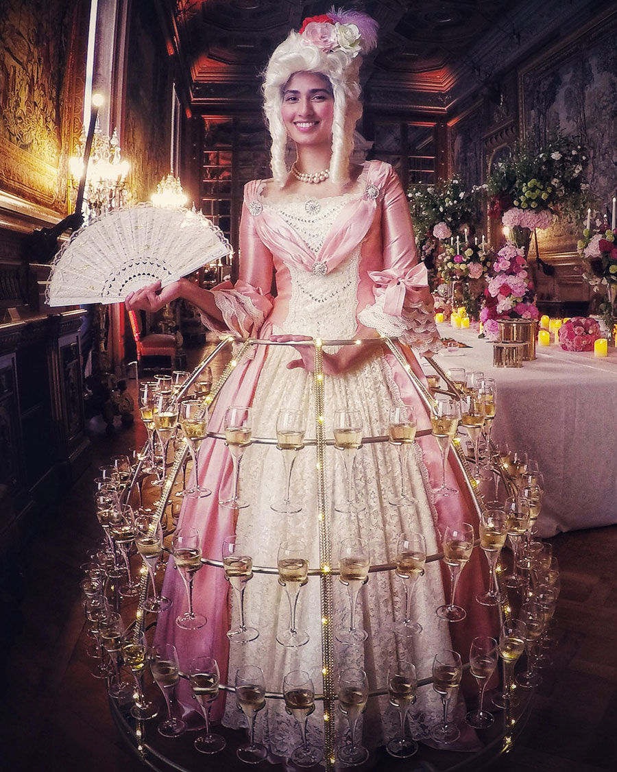 Robe à champagne baroque avec perruque et costume d'époque