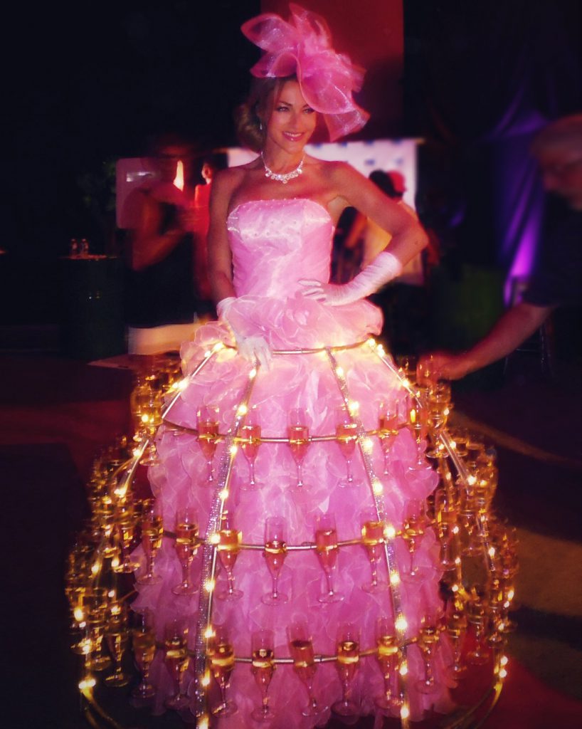 Animation champagne avec robe rose glamour et féminine