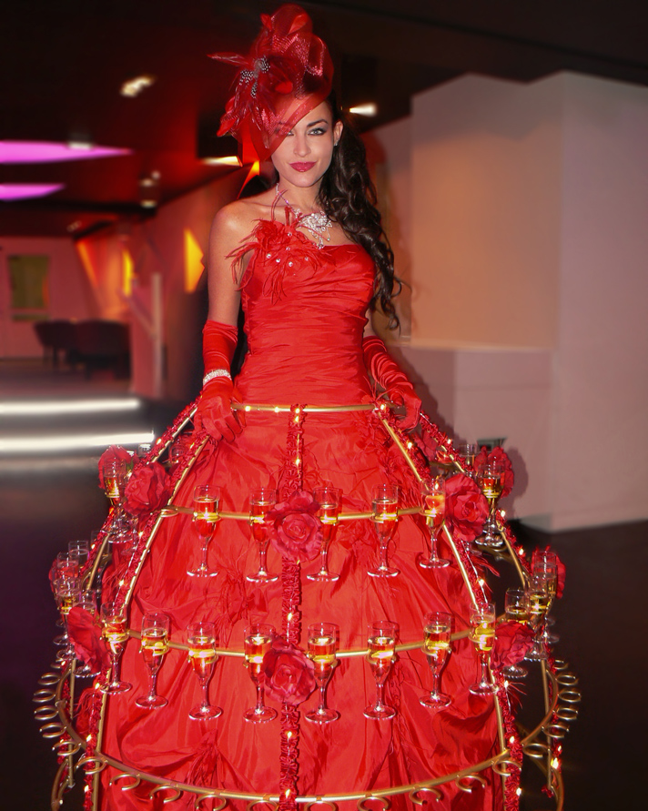 Porteuse de champagne en robe Rouge à fleurs