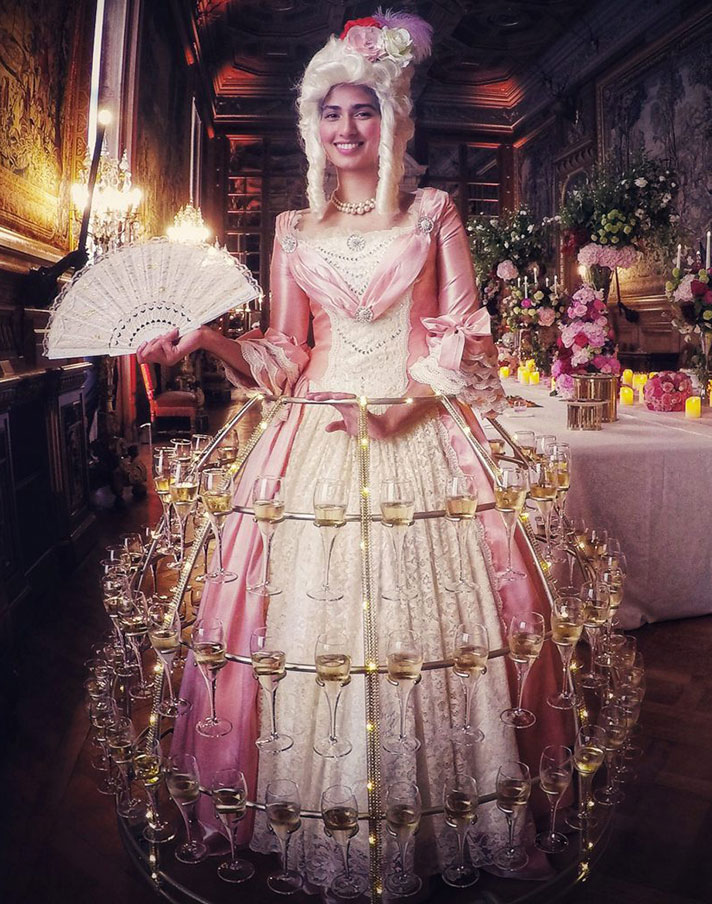 Hôtesse Robe à champagne Rococo déambulant parmi les invités