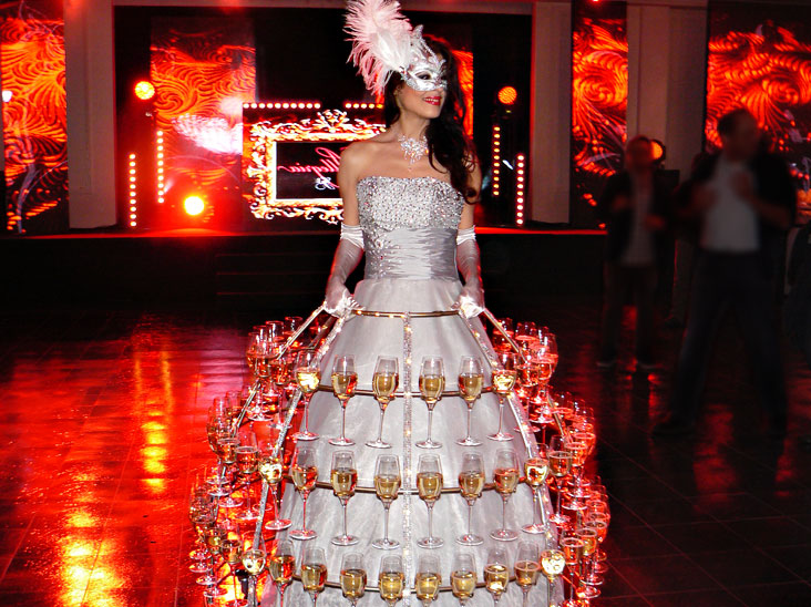 Robe champagne hôtesse animation événementielle